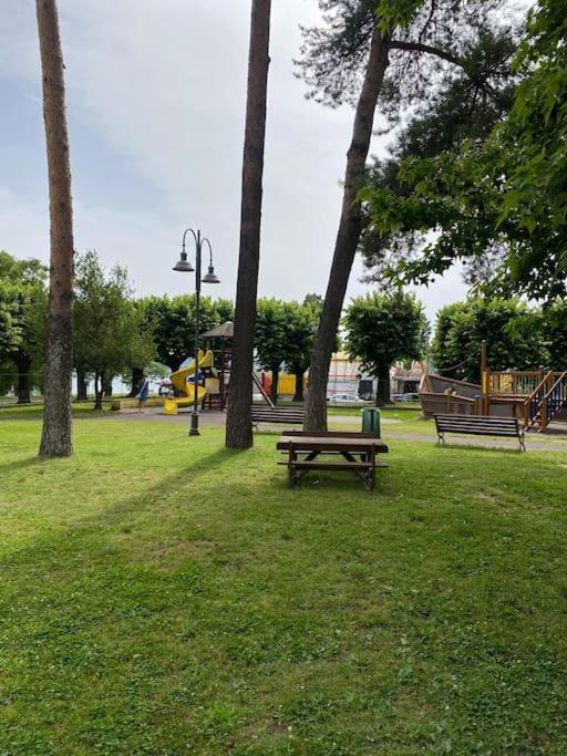 La Casa Nel Borgo Appartement Angera Buitenkant foto