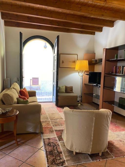 La Casa Nel Borgo Appartement Angera Buitenkant foto