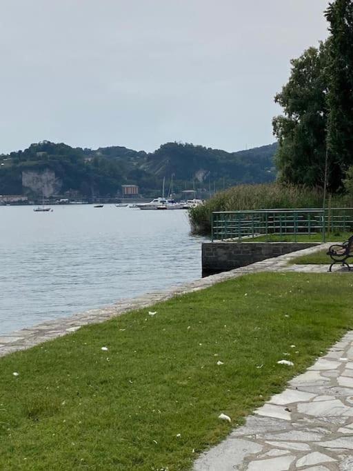 La Casa Nel Borgo Appartement Angera Buitenkant foto