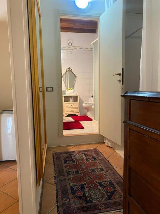 La Casa Nel Borgo Appartement Angera Buitenkant foto