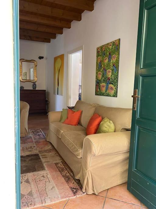 La Casa Nel Borgo Appartement Angera Buitenkant foto